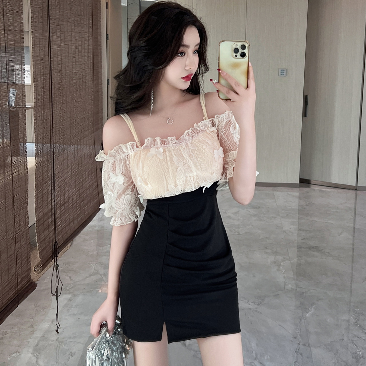 刘伊朵Y3999性感蕾丝拼接露肩一字领撞色包臀打底连衣裙