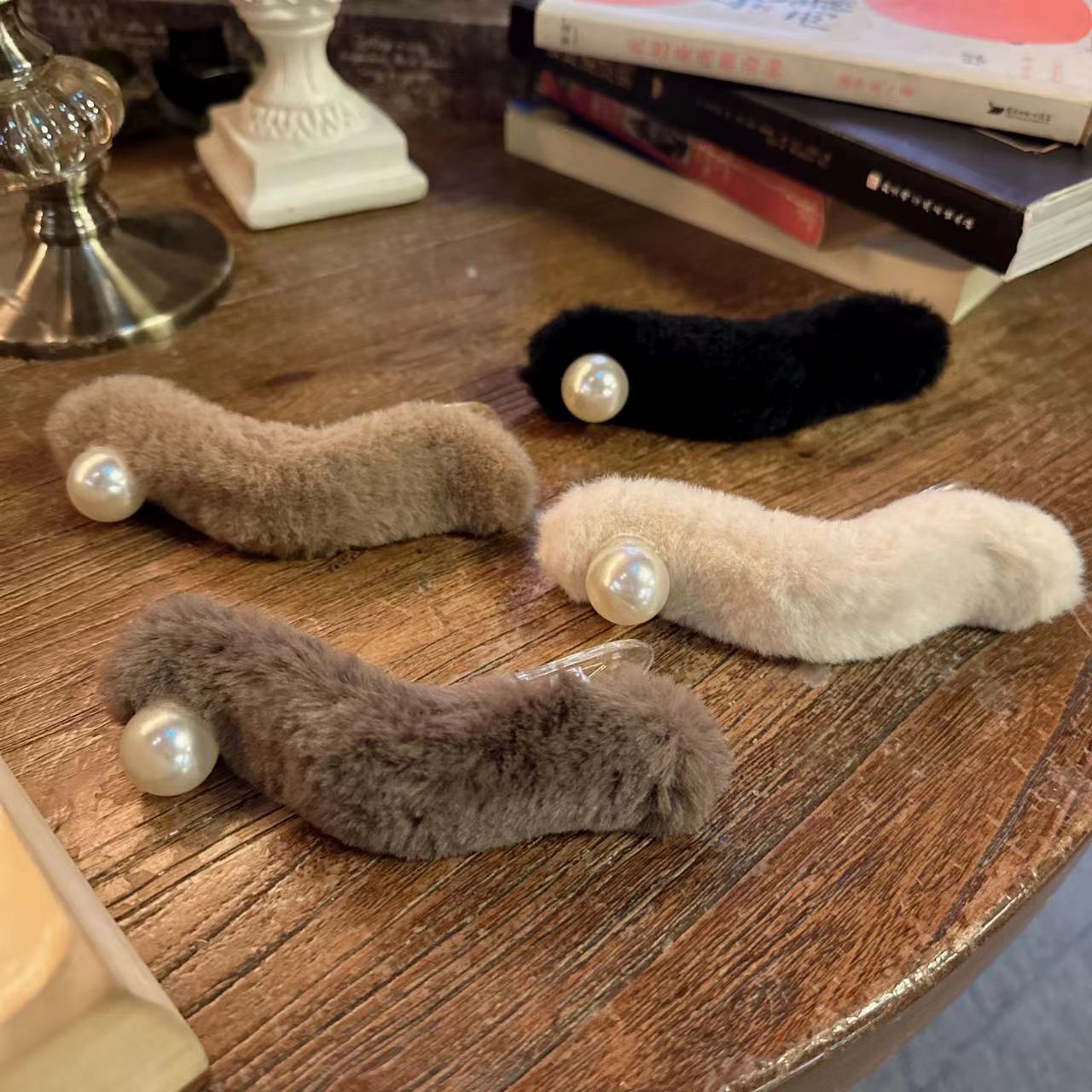 法式毛绒珠珠鸭嘴夹高级感优雅抓夹鲨鱼夹发夹女秋冬发卡