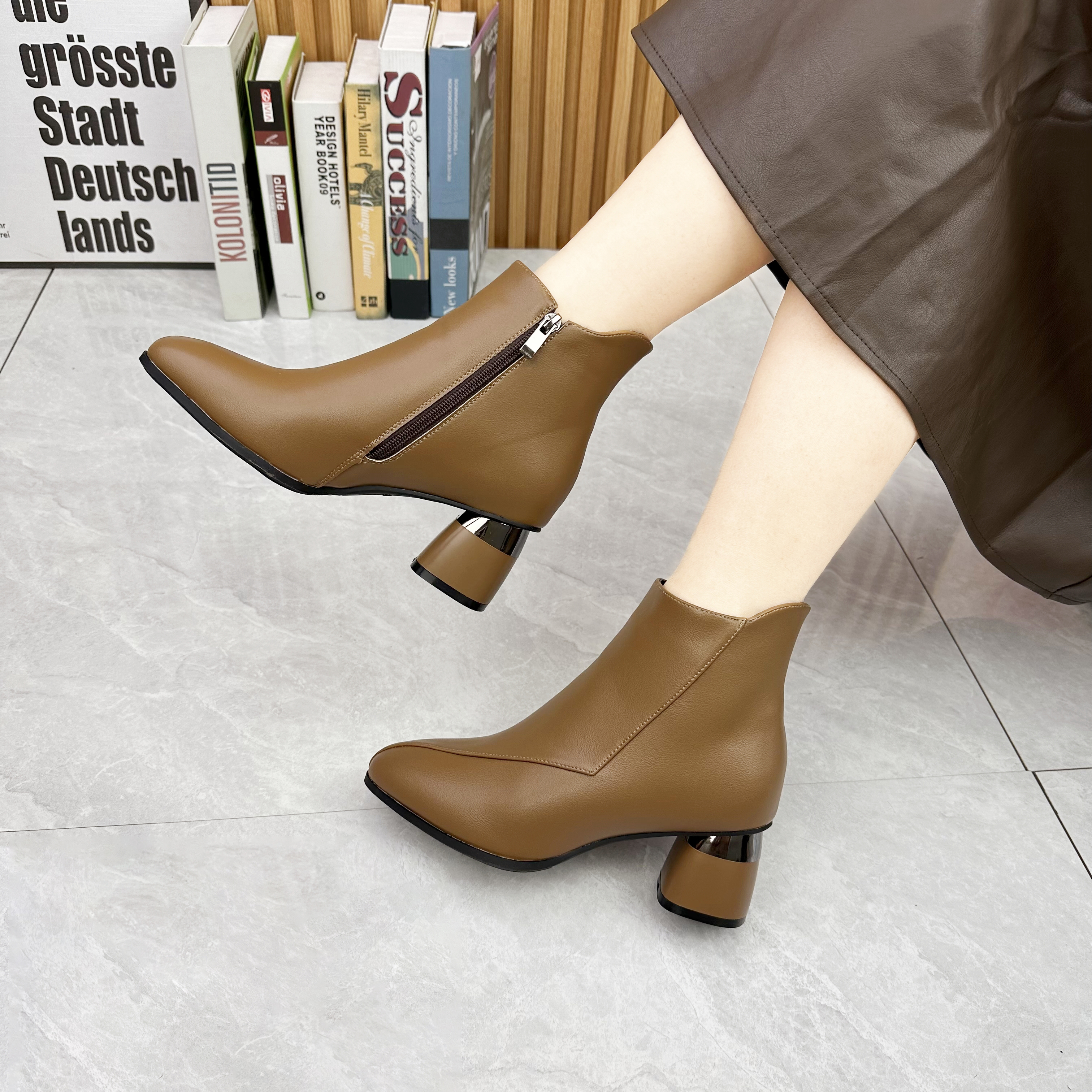 2023新款秋冬季尖头高跟短靴软皮女粗跟马丁靴春秋中跟真皮鞋-W