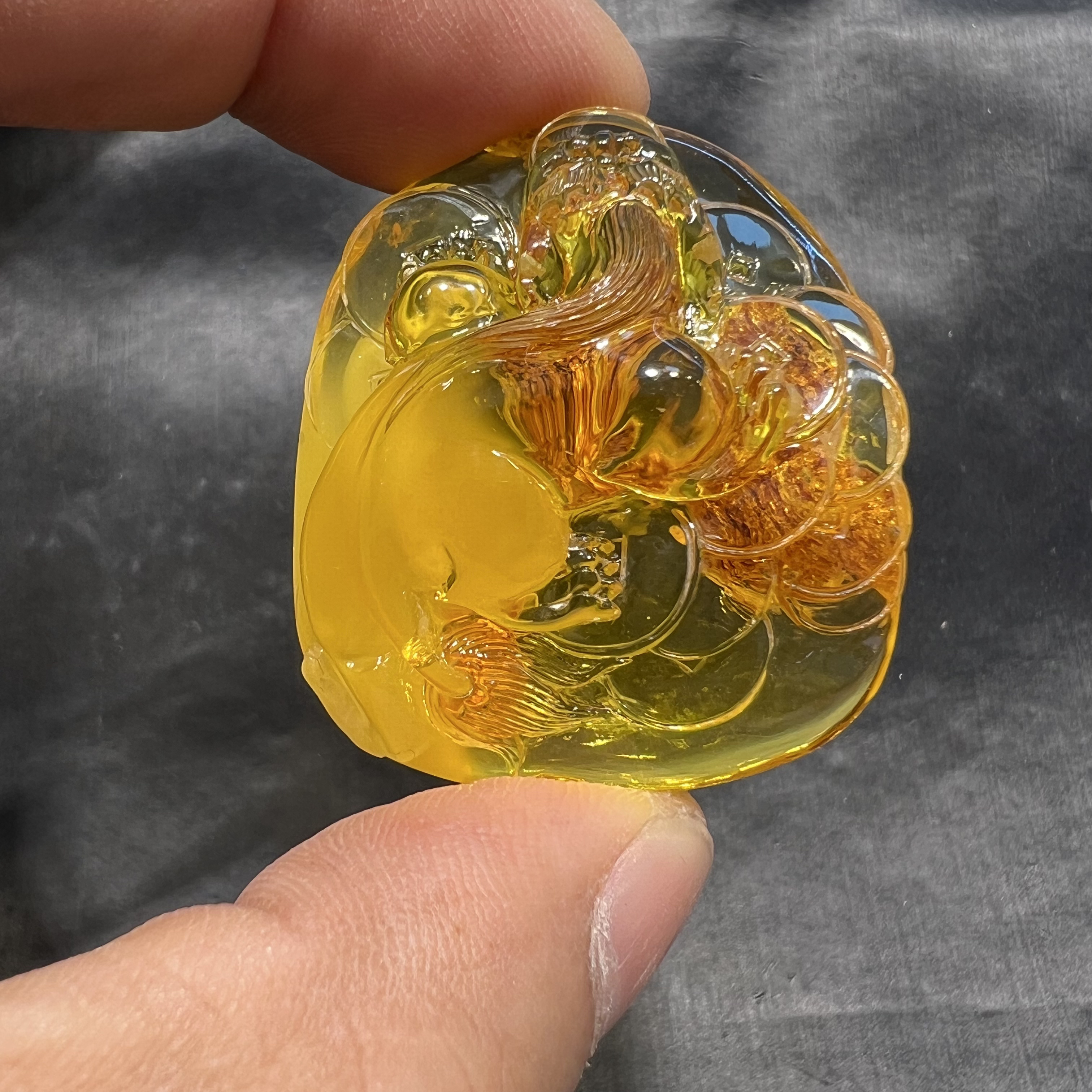 大师雕刻貔貅琥珀蜜蜡鸡油俏色吊坠项链挂件手串女款高档单珠蜜蜡