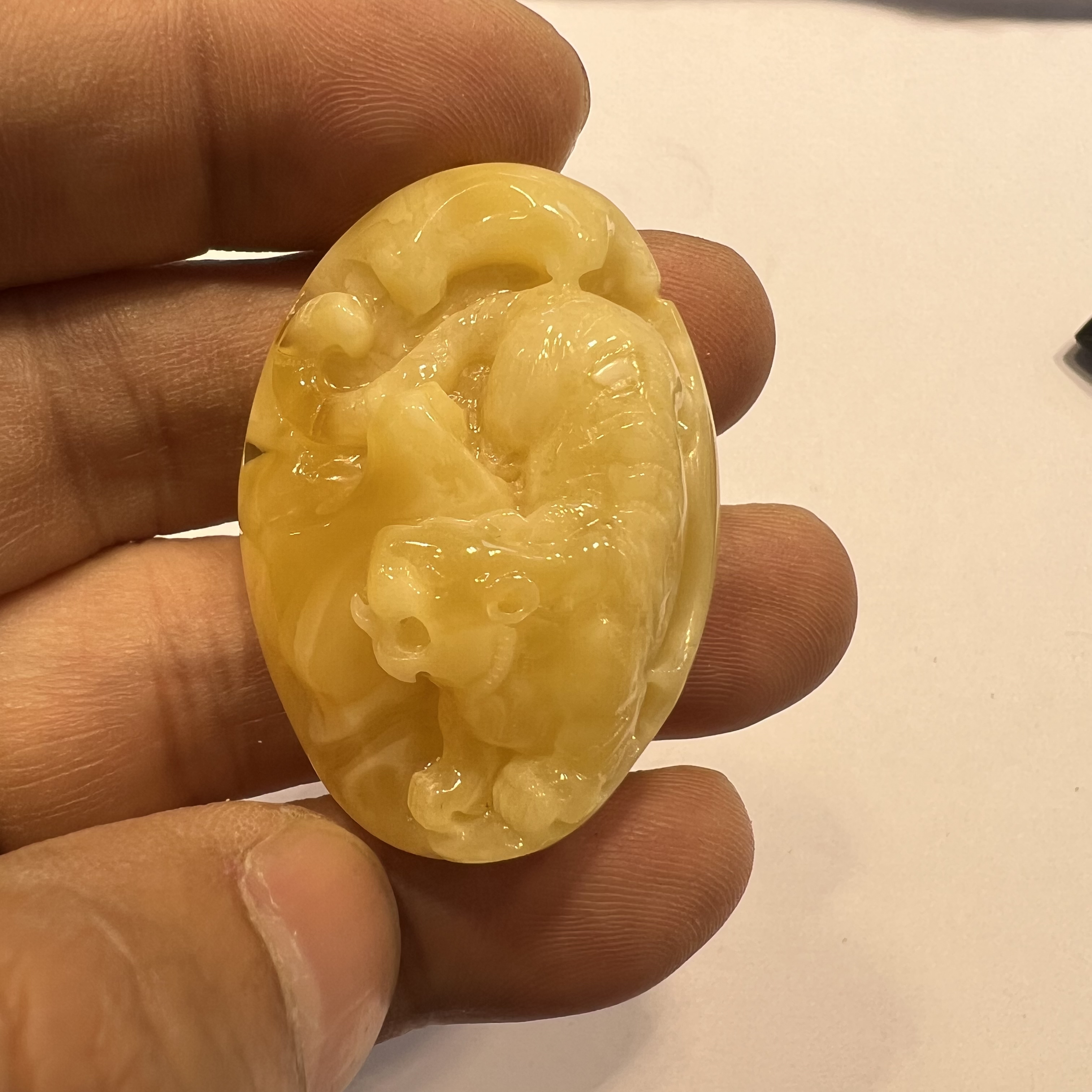 生肖虎琥珀蜜蜡吊坠挂件雕刻鸡油项链俏色高档黄色仿古18k糖料18K