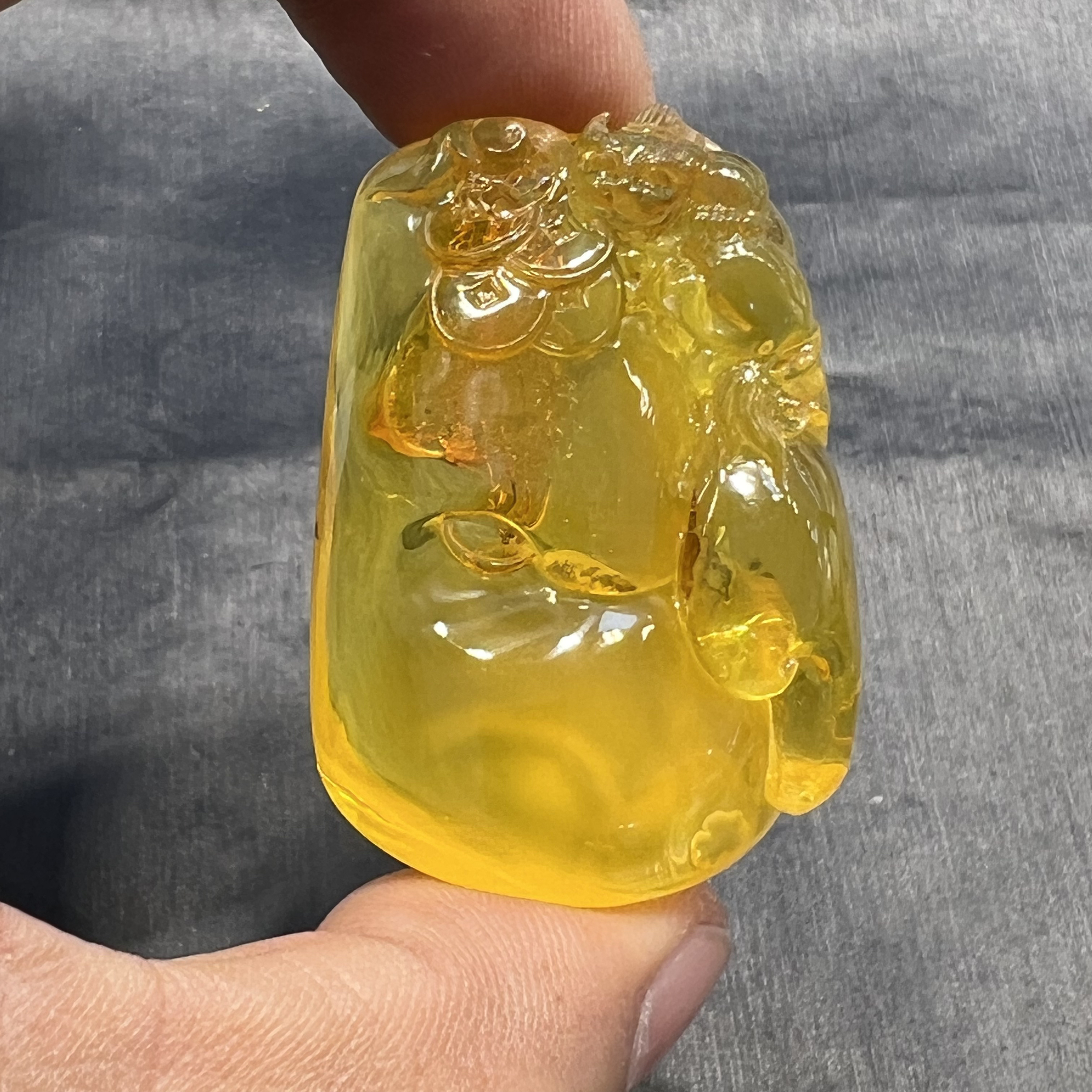 "琥珀貔貅镶嵌糖料蜜蜡吊坠项链大师工艺气质雕刻高冰鸡油18k貔貅