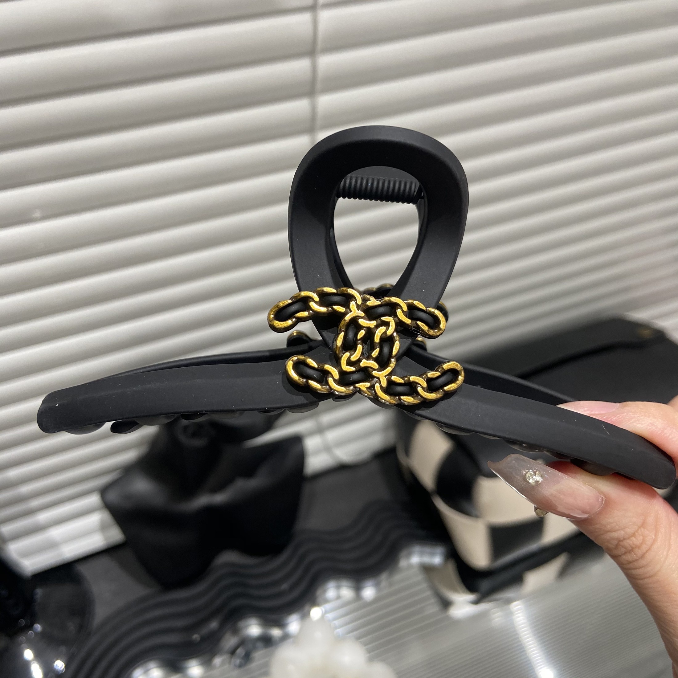 E2446 超有质感小香风字母网红抓夹 后脑勺发量多13cm经典时尚
