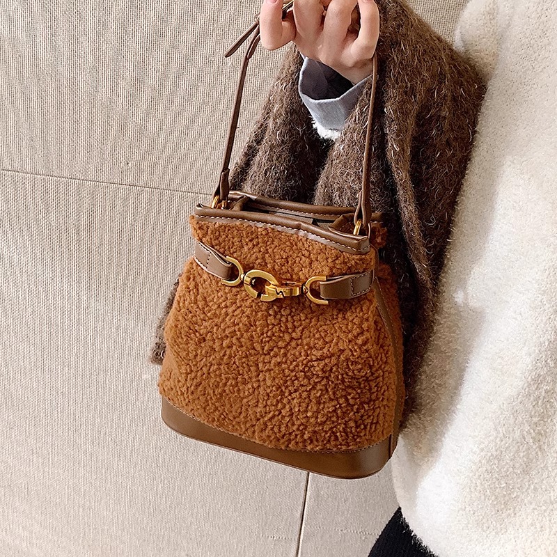 秋冬季复古羊羔毛绒绒包包2023新款女包流行爆款斜挎包毛毛水桶包