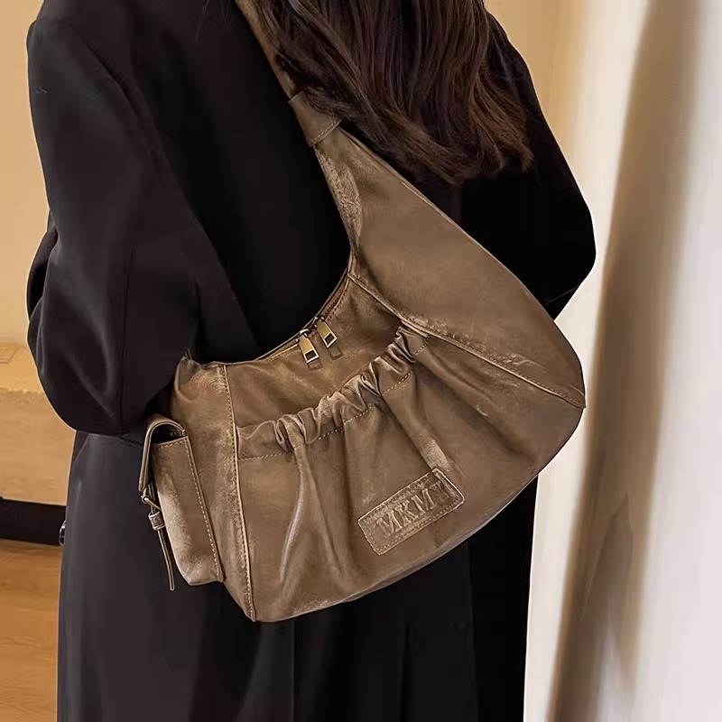 秋冬时尚废土风腋下大容量包包女士2023新款褶皱质感小方包单肩包