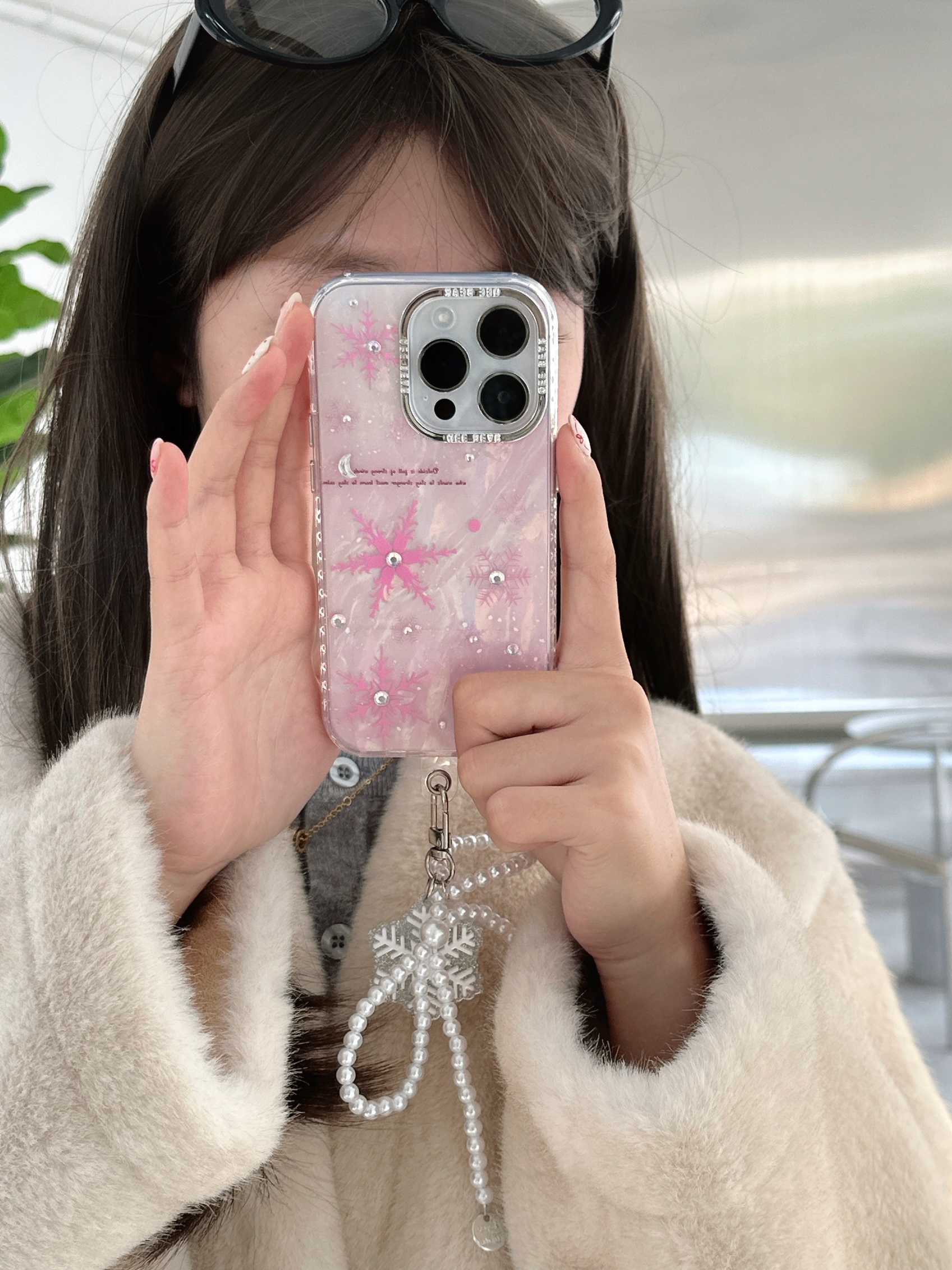 适用苹果系列iPhone15新款少女日韩贝壳镭射粉色雪花珍珠挂件ai