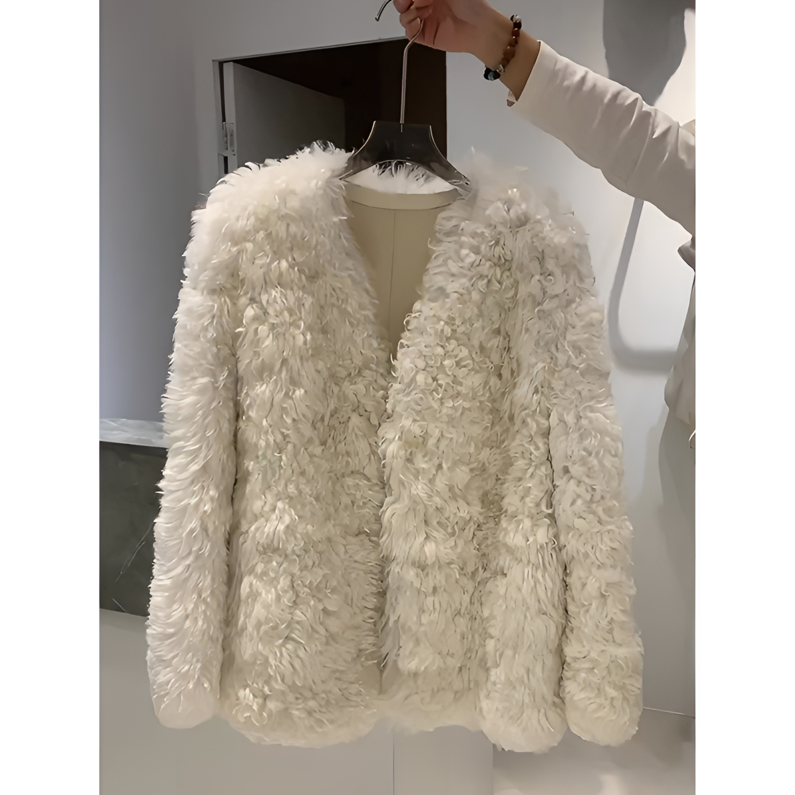 高级感小香风V领白色羊羔绒外套女冬季新款皮毛一体富家千金大衣