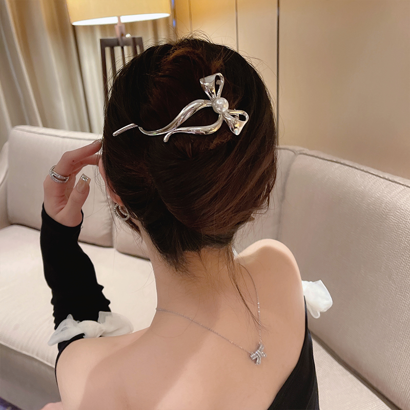 合金仿珍珠发饰 银色蝴蝶结金属发夹轻奢小众高级感扭扭夹发饰女