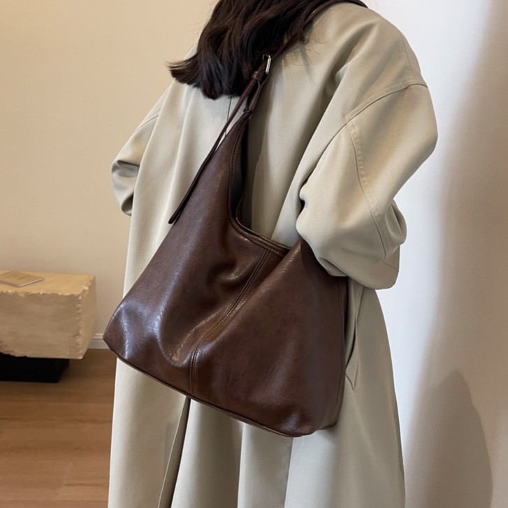 小众质感腋下包包女2023新款潮秋冬复古托特包休闲大容量通勤包