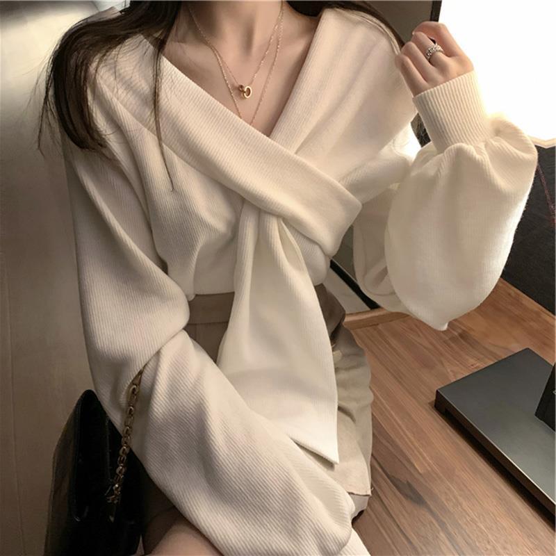 2023春秋V字女韩版v领交叉设计感百搭小心机性感露肩上衣女潮流