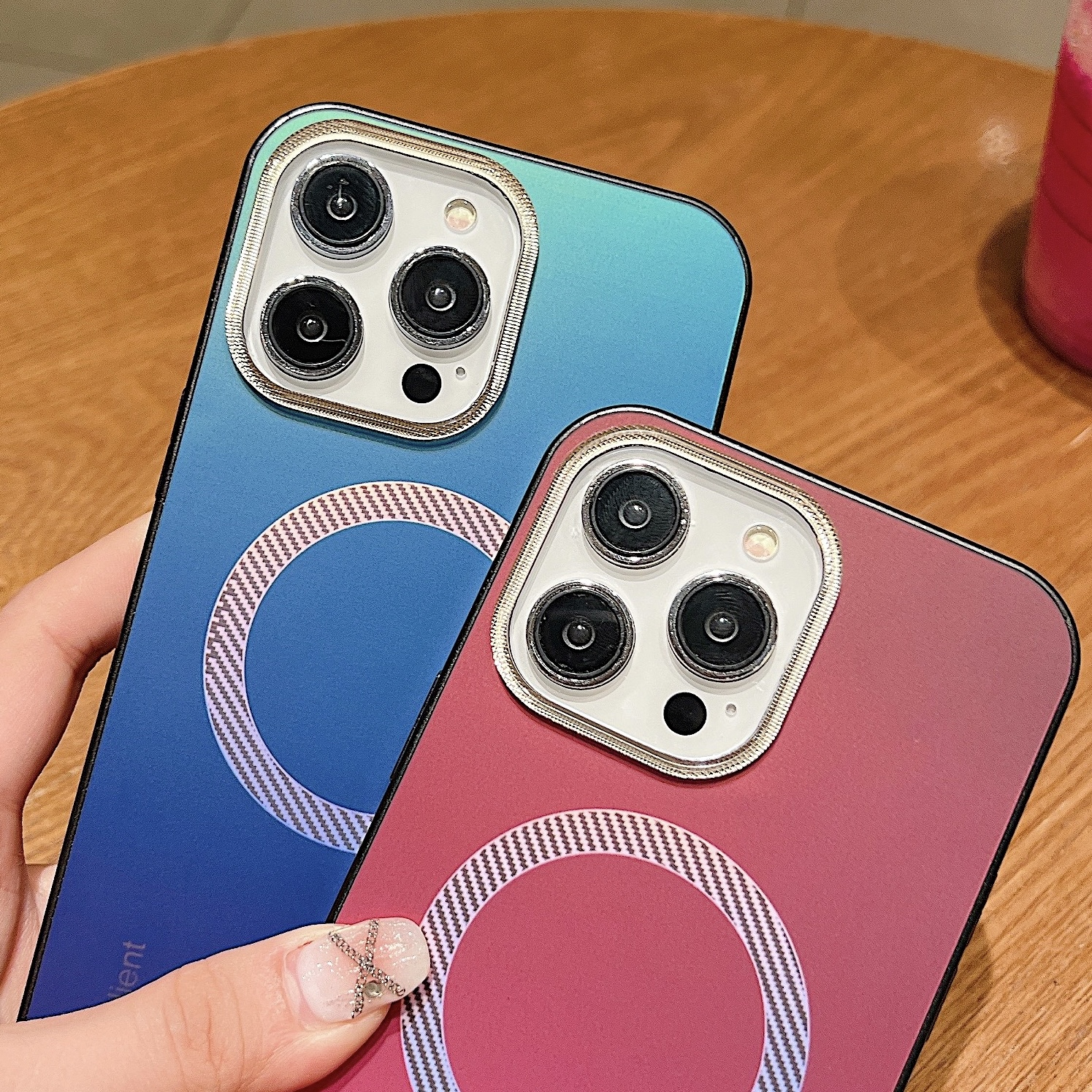 苹果14ProMax手机壳iPhone13渐变镭射隐藏磁吸无线充电防摔保护套
