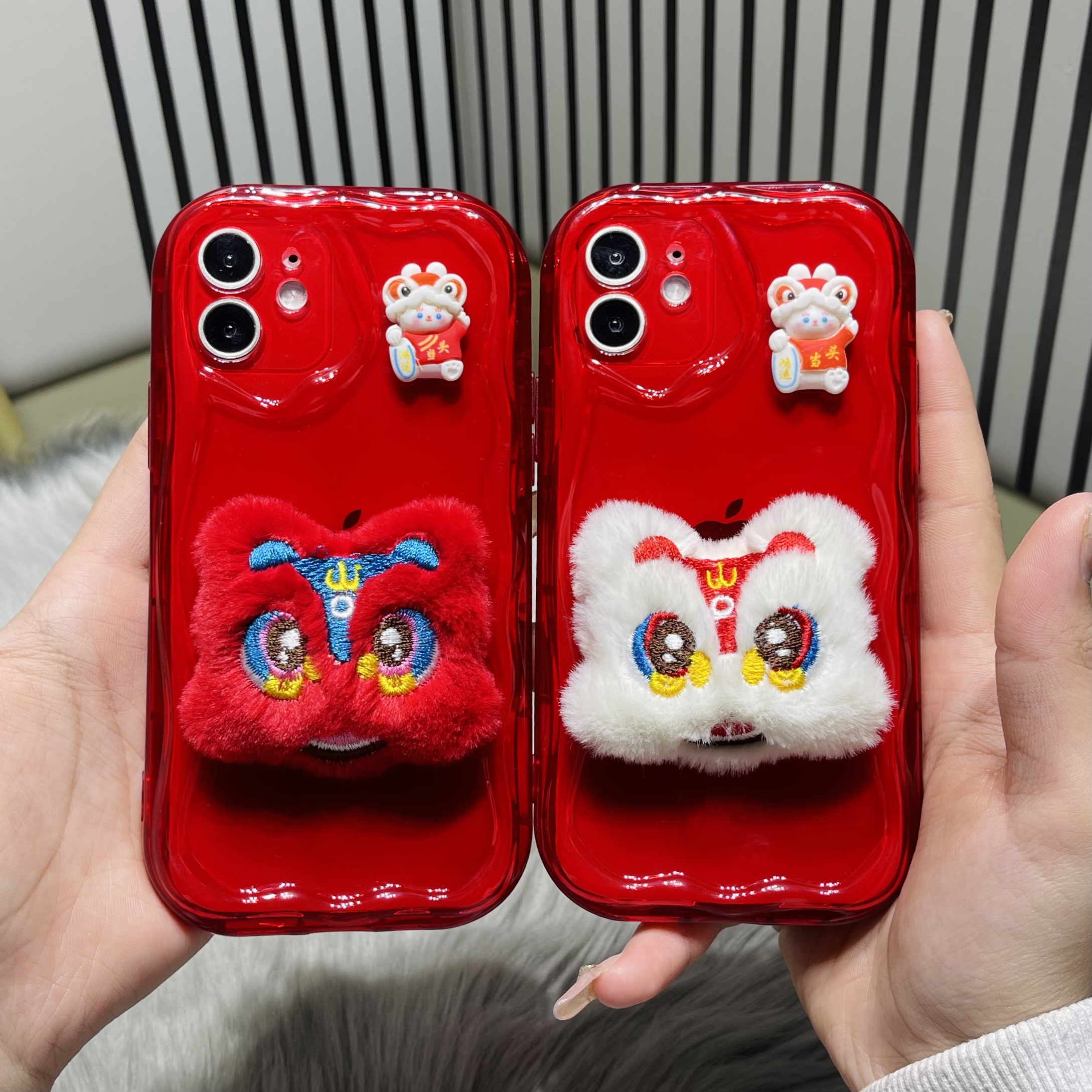 新年舞狮毛绒公仔苹果15手机壳vivo华为oppo小米14iPhone防摔套