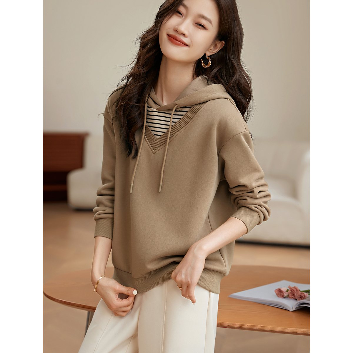 沫晗依美2023冬季新款休闲宽松保暖卫衣卫衣落肩女秋装上衣宽松